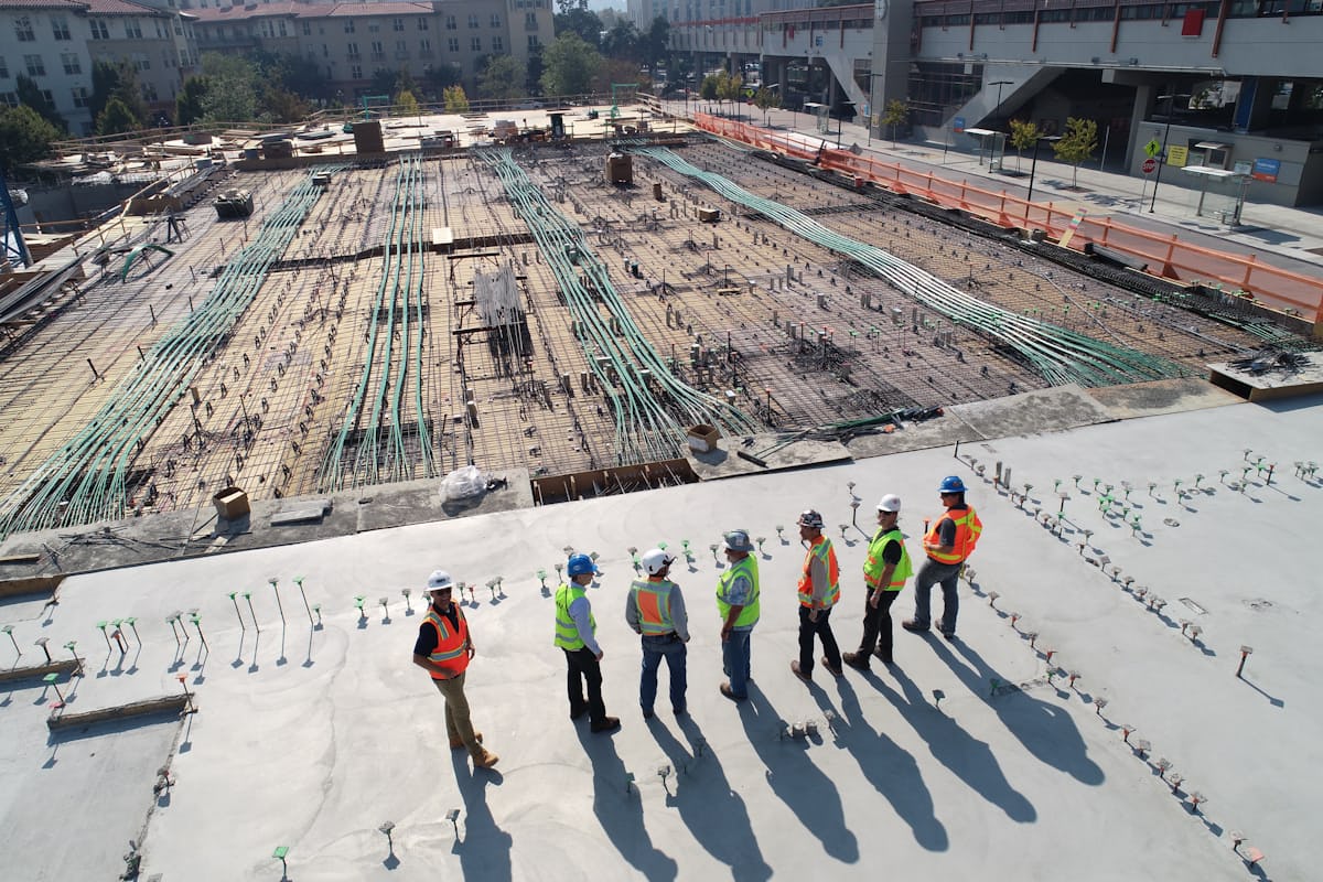 Obra de construcción con grúa en ejecución
