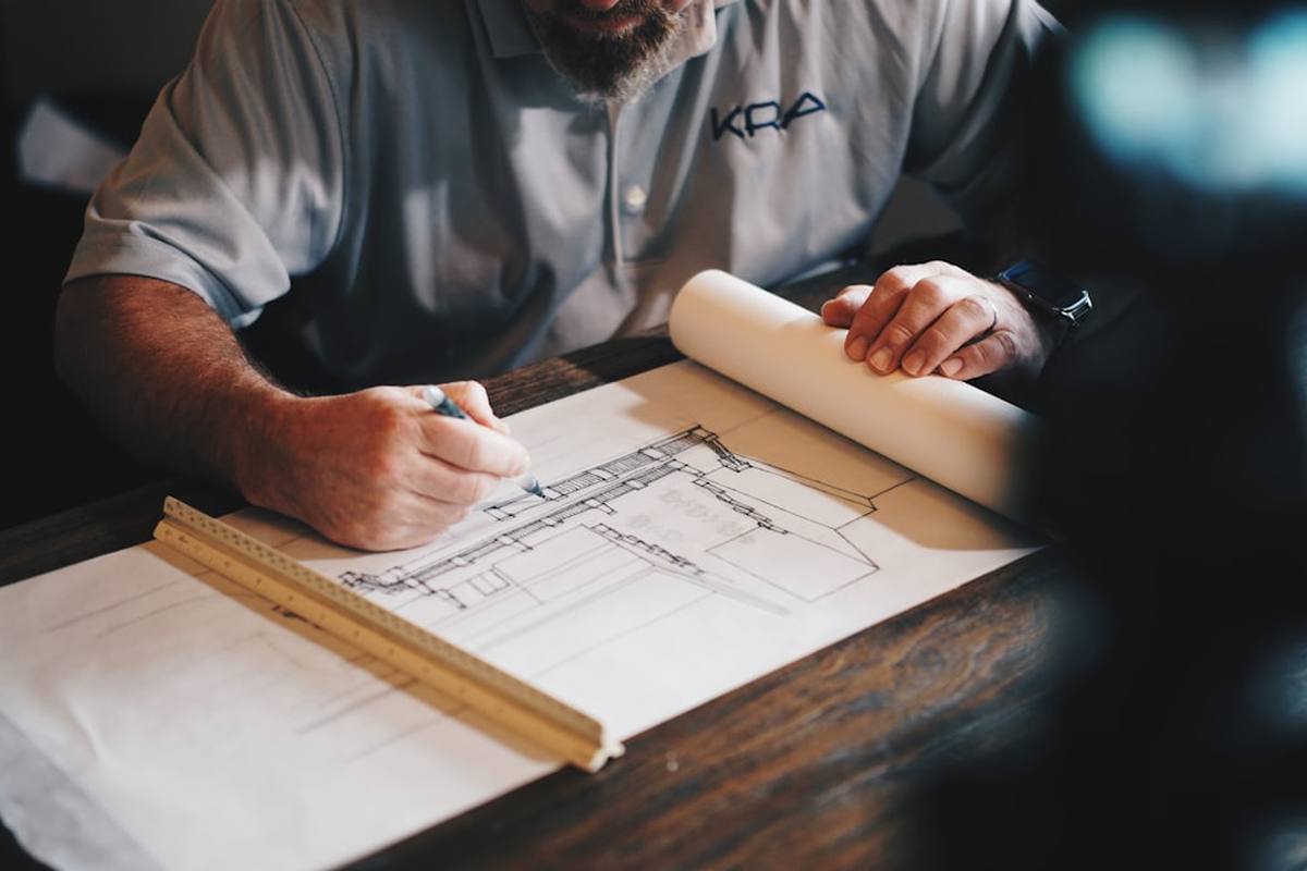 Planos de ingeniería sobre escritorio